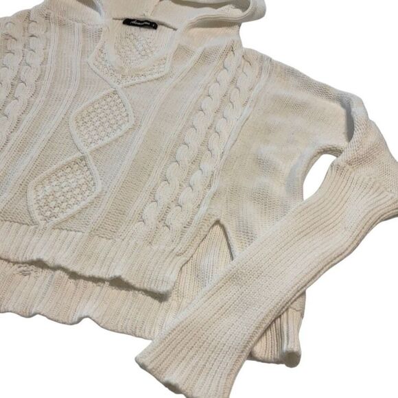 Olivaceous Hooded Cableknit Sweater. Small White. Cropped, oversize. 100% cotton - Picture 9 of 16